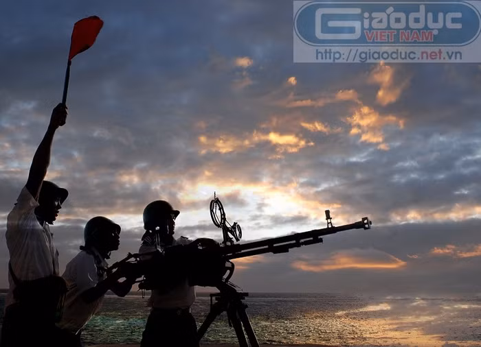 Chiến sĩ luyện tập trong buổi bình minh trên đảo Tốc Tan.