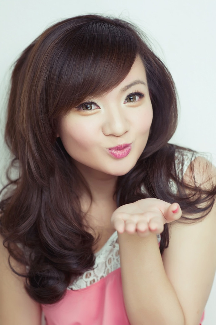 Đến năm 9 tuổi, đột ngột Xuân Mai rời Việt Nam, sang Mỹ định cư.