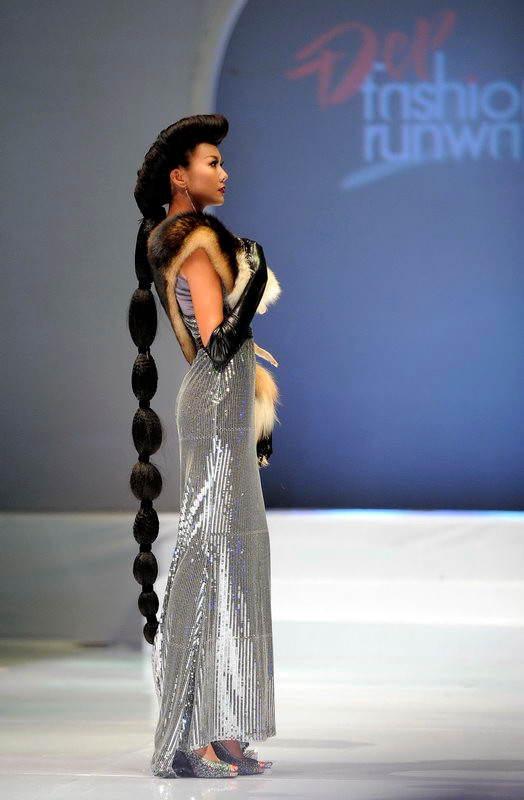 Khán giả ồ lên, khi mái tóc của Thanh Hằng đột ngột "dài" ra trong màn biểu diễn kế tiếp.... Khán giả ồ lên, khi mái tóc của Thanh Hằng đột ngột "dài" ra trong màn biểu diễn kế tiếp....