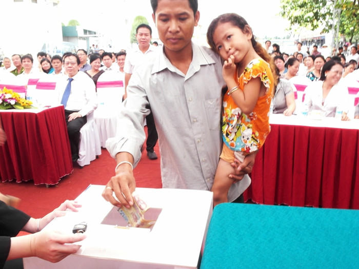 Anh Thành Anh, người gốc Campuchia, đóng góp số tiền ít ỏi mà anh vét hết trong túi: 35.000 đồng. Anh Thành Anh, người gốc Campuchia, đóng góp số tiền ít ỏi mà anh vét hết trong túi: 35.000 đồng.