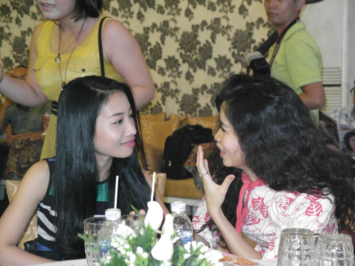 Đồng Lan (phải) thích thú trước bài học có giá trị "lý thuyết đi đôi với hành động" của Mr Đàm vừa dạy. Đồng Lan (phải) thích thú trước bài học có giá trị "lý thuyết đi đôi với hành động" của Mr Đàm vừa dạy.