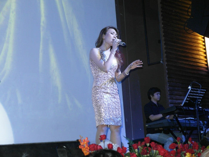 Mỹ Tâm không hề "khoe" mình đang bị sốt trước khán giả, như một số ca sĩ khác hay tạo chiêu, trò. Mỹ Tâm không hề "khoe" mình đang bị sốt trước khán giả, như một số ca sĩ khác hay tạo chiêu, trò.