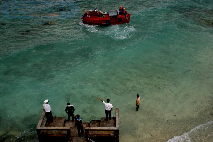 Dù gian nan, vất vả, thậm chí hy sinh cả mạng sống, các chiến sĩ vẫn không lùi nửa bước… Dù gian nan, vất vả, thậm chí hy sinh cả mạng sống, các chiến sĩ vẫn không lùi nửa bước…