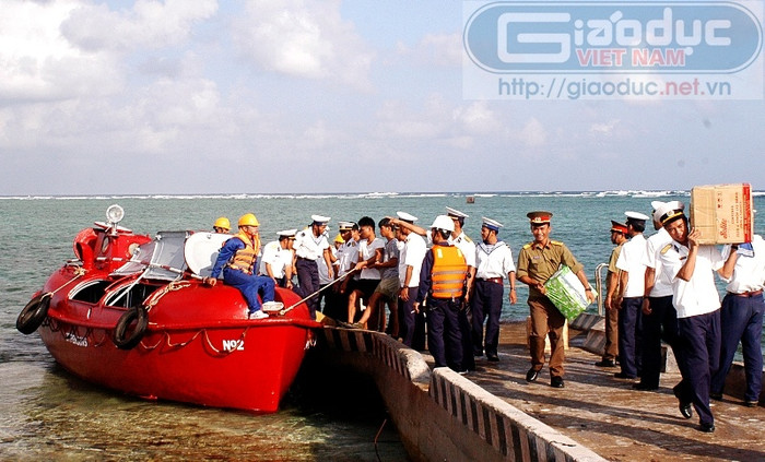 Những chuyến hàng ấm tình người từ đất liền vừa cập bến Trường Sa Đông. Những chuyến hàng ấm tình người từ đất liền vừa cập bến Trường Sa Đông.