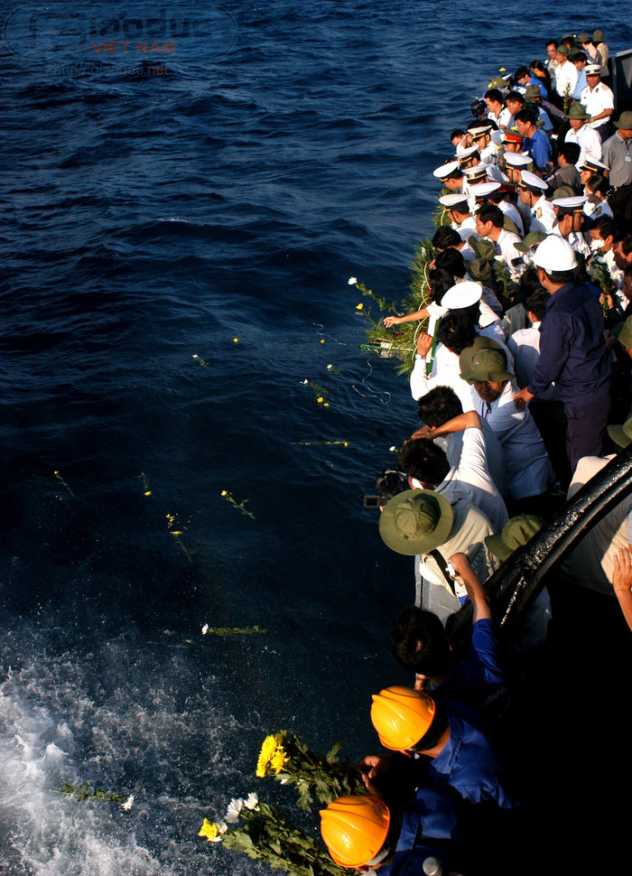 Sóng biển dập dìu những cánh hoa tưởng niệm. Chợt nhớ đến hai câu thơ bi hùng: Những tuổi hai mươi cùng sóng nước/Giữ yên bờ bãi mãi nghìn năm... Sóng biển dập dìu những cánh hoa tưởng niệm. Chợt nhớ đến hai câu thơ bi hùng: Những tuổi hai mươi cùng sóng nước/Giữ yên bờ bãi mãi nghìn năm...