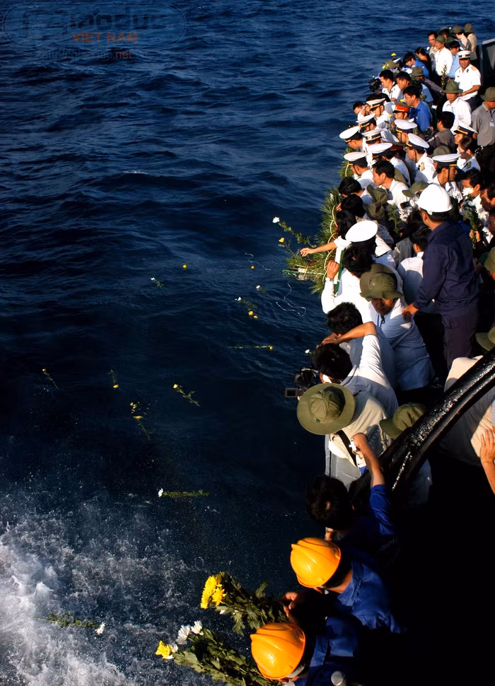 Sóng biển dập dìu những cánh hoa tưởng niệm. Chợt nhớ đến hai câu thơ bi hùng: Những tuổi hai mươi cùng sóng nước/Giữ yên bờ bãi mãi nghìn năm...