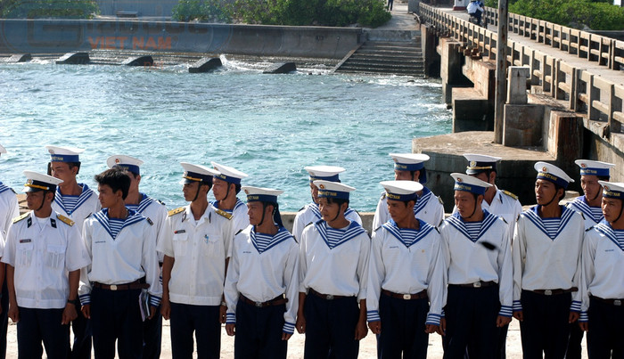 Các anh ngã xuống, những thế hệ sau anh, tiếp nối làm nhiệm vụ bảo vệ chủ quyền biển, đảo của tổ quốc. Các anh ngã xuống, những thế hệ sau anh, tiếp nối làm nhiệm vụ bảo vệ chủ quyền biển, đảo của tổ quốc.