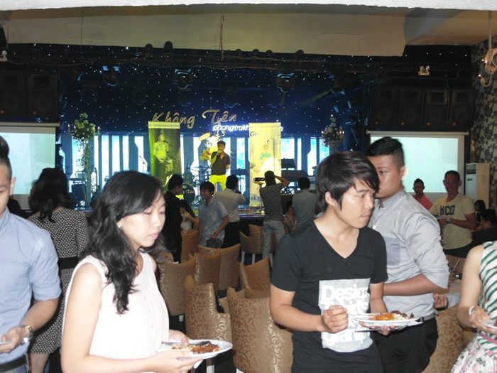 Và trong khi mọi người lục tục đi lấy đồ ăn, Mr Đàm "cháy" trên sân khấu. Và trong khi mọi người lục tục đi lấy đồ ăn, Mr Đàm "cháy" trên sân khấu.