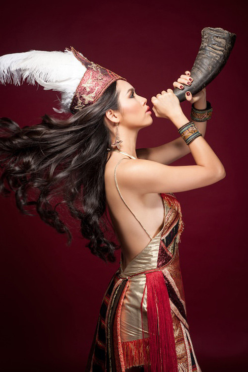 Cùng xem lại chiếc tù và độc đáo của Hoàng My, trước ngày cô lên đường sang Trung Quốc tham dự cuộc thi HHTG năm 2012.