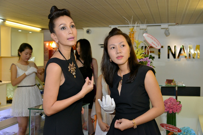 Tuy đã ngoài 50 nhưng người đẹp vẫn toát lên vẻ sang trọng của ngày nào. Sợi dây chuyền như lung linh hơn trên chiếc cổ cao, dài quý phái của người đẹp. Tuy đã ngoài 50 nhưng người đẹp vẫn toát lên vẻ sang trọng của ngày nào. Sợi dây chuyền như lung linh hơn trên chiếc cổ cao, dài quý phái của người đẹp.