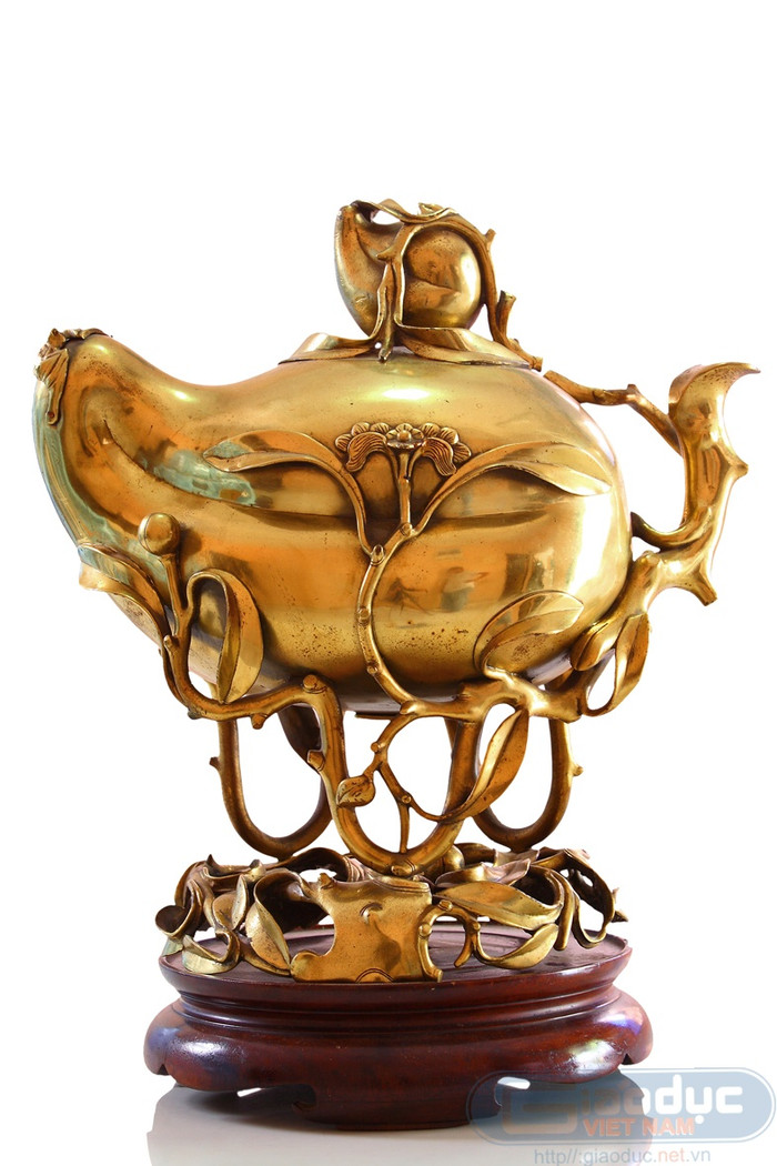 Là một người am hiểu thơ văn, lịch sử, vua Tự Đức đã cho đúc bộ lư hình quả đào, tượng trưng cho sự trường thọ, như một lời chúc gửi đến mẹ mình. Khi Hoàng Thái Hậu Từ Dũ mất, bộ lư này được đặt tại phủ thờ của bà tại Gò Công. Bà Tôn Nữ Khả Ái, một người thuộc dòng tộc nhà Nguyễn đã từ TP.HCM xuống tận Gò Công, mang về cất giữ.