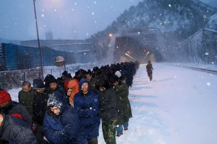 Hơn 2000 người bị mắc kẹt trên đường cao tốc Bắc Kinh - Tây Tạng Hơn 2000 người bị mắc kẹt trên đường cao tốc Bắc Kinh - Tây Tạng