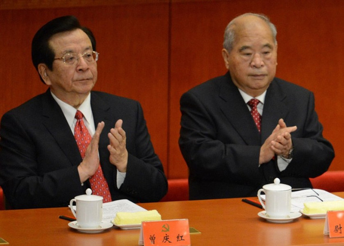 Cựu Phó chủ tịch nước Trung Quốc Tăng Khánh Hồng (trái) và cựu Trưởng ban Kỷ luật trung ương đảng Cộng sản Trung Quốc Úy Kiện Hành