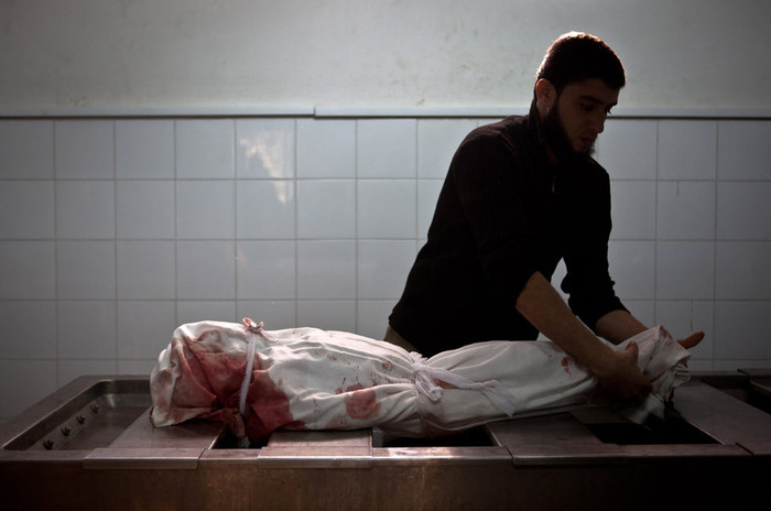 Khâm liệm cho đứa con vừa thiệt mạng Khâm liệm cho đứa con vừa thiệt mạng