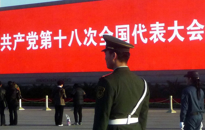 Cảnh sát vũ trang gác khắp quảng trường