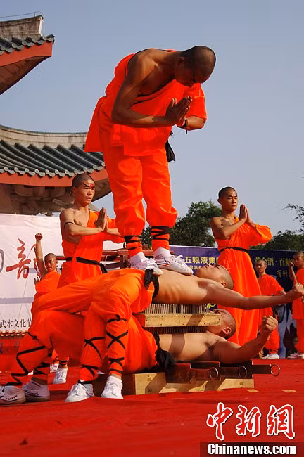 Nằm trên bàn đinh