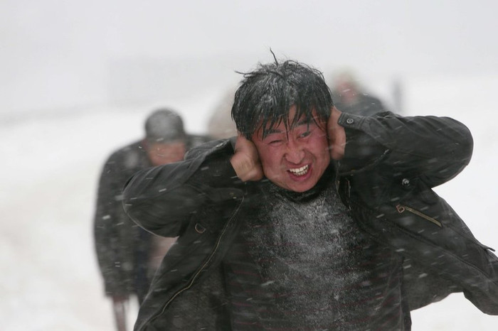 Những người này phải rời xe của mình đi bộ hơn 10 km trong bão tuyết để tìm đến nơi trú ẩn