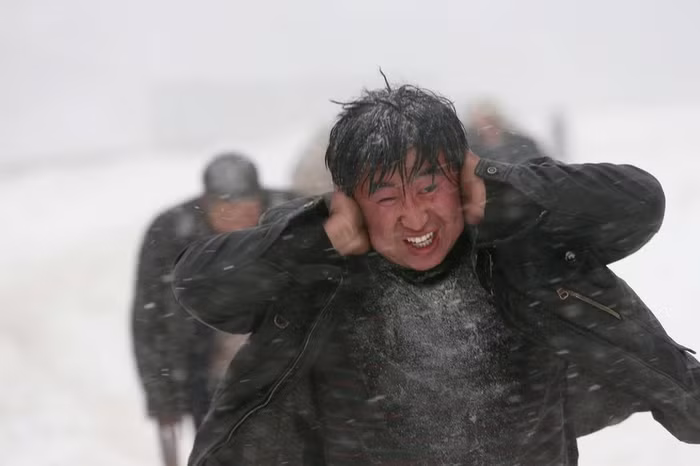 Những người này phải rời xe của mình đi bộ hơn 10 km trong bão tuyết để tìm đến nơi trú ẩn Những người này phải rời xe của mình đi bộ hơn 10 km trong bão tuyết để tìm đến nơi trú ẩn