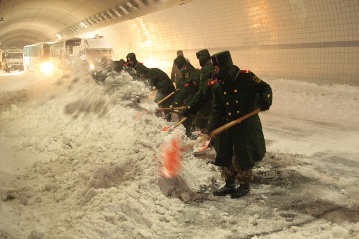 Tuyết kéo theo cả vào đường hầm dày đặc