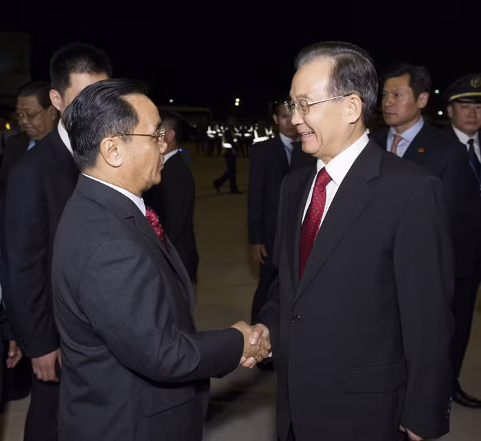 Thủ tướng Lào ra tận sân bay đón người đồng cấp từ Trung Quốc tới