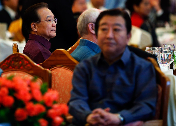 Chủ nhà khéo bố trí để 2 ông ngồi 2 bàn liền kề nhưng không đối diện Chủ nhà khéo bố trí để 2 ông ngồi 2 bàn liền kề nhưng không đối diện