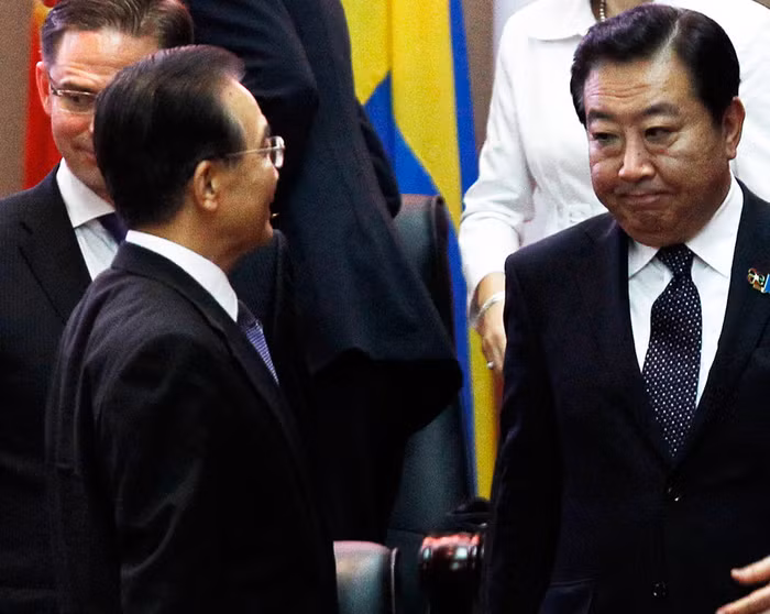 Thủ tướng Trung Quốc và Nhật Bản dường như ngại ngùng khi trạm chán nhau bên lề ASEM 9