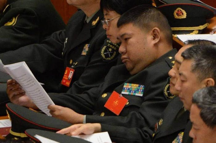 Mao Tân Vũ (người đọc báo cáo), cháu nội Mao Trạch Đông là đại biểu đoàn đảng bộ quân đội Trung Quốc trong phiên khai mạc đại hội 18 ngày 8/11. Ông Vũ sinh năm 1970, hiện tại đang mang hàm thiếu tướng quân đội Trung Quốc Mao Tân Vũ (người đọc báo cáo), cháu nội Mao Trạch Đông là đại biểu đoàn đảng bộ quân đội Trung Quốc trong phiên khai mạc đại hội 18 ngày 8/11. Ông Vũ sinh năm 1970, hiện tại đang mang hàm thiếu tướng quân đội Trung Quốc