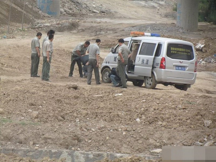 Kéo cả xe công vụ biển xanh, mặc đồng phục hành hung người dân