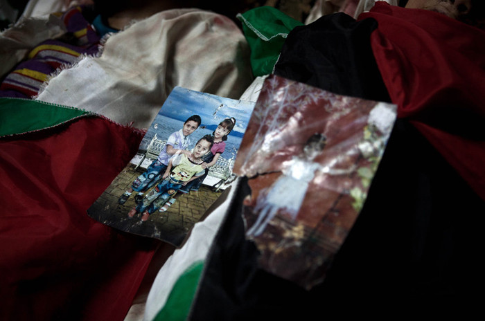 Ngôi nhà anh Dhaalu trúng đạn pháo cướp đi sinh mạng của 11 thành viên, di ảnh còn lại của những đứa con vừa thiệt mạng Ngôi nhà anh Dhaalu trúng đạn pháo cướp đi sinh mạng của 11 thành viên, di ảnh còn lại của những đứa con vừa thiệt mạng