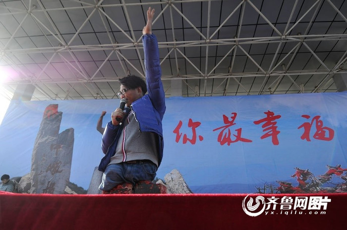 Dù mất đi đôi chân nhưng Trần Châu không đánh mất niềm tin và khát vọng sống, anh đã trải qua nhiều công việc nặng nhọc để mưu sinh,và cuối cùng là ca hát đã giúp tên tuổi người ca sĩ không chân này ngày càng lan rộng Dù mất đi đôi chân nhưng Trần Châu không đánh mất niềm tin và khát vọng sống, anh đã trải qua nhiều công việc nặng nhọc để mưu sinh,và cuối cùng là ca hát đã giúp tên tuổi người ca sĩ không chân này ngày càng lan rộng