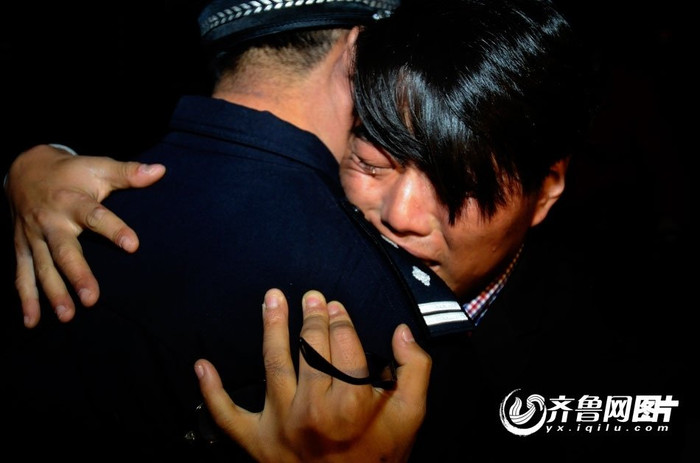 Giọt nước mắt nghẹn ngào, hạnh phúc và biết ơn khi gặp lại ân nhân đã giữ cho mình mạng sống Giọt nước mắt nghẹn ngào, hạnh phúc và biết ơn khi gặp lại ân nhân đã giữ cho mình mạng sống