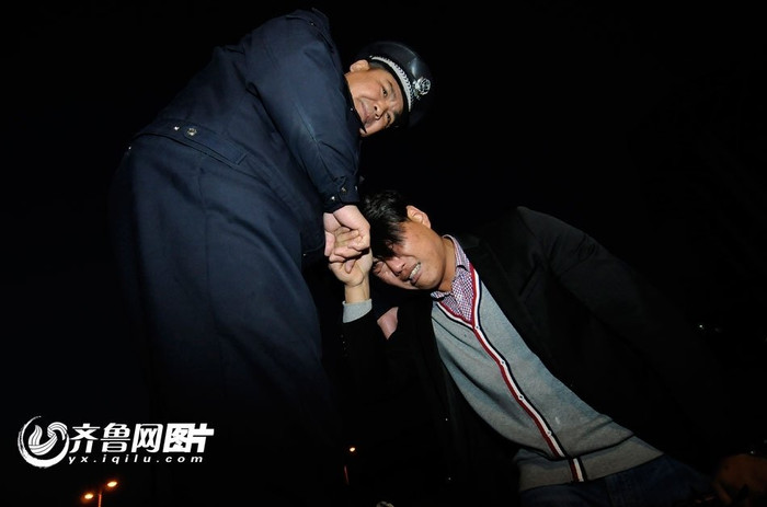 Một nhân viên ngành đường sắt khi đó phát hiện ra cậu bé 13 tuổi bị tàu cán đứt đôi chân liền gọi điện báo về trực ban nhà ga Một nhân viên ngành đường sắt khi đó phát hiện ra cậu bé 13 tuổi bị tàu cán đứt đôi chân liền gọi điện báo về trực ban nhà ga