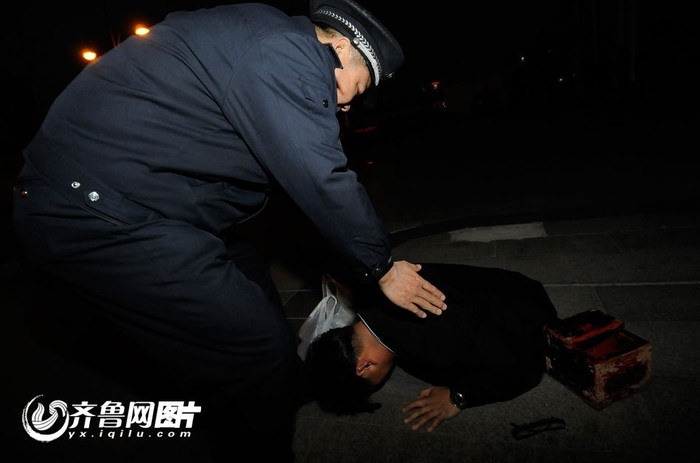 Một số bảo vệ nhà ga đã chạy ngay tới hiện trường, dùng dây thép buộc lại phần đùi vừa bị cắt, họ đặt Trần Châu lên cáng và nhặt đôi chân đã rời cơ thể tức tốc khênh tới bệnh viện. 17 năm sau gặp lại, Trần Châu nghẹn ngào dập đầu lạy tạ ân nhân đã cứu mạng mình năm xưa. Một số bảo vệ nhà ga đã chạy ngay tới hiện trường, dùng dây thép buộc lại phần đùi vừa bị cắt, họ đặt Trần Châu lên cáng và nhặt đôi chân đã rời cơ thể tức tốc khênh tới bệnh viện. 17 năm sau gặp lại, Trần Châu nghẹn ngào dập đầu lạy tạ ân nhân đã cứu mạng mình năm xưa.