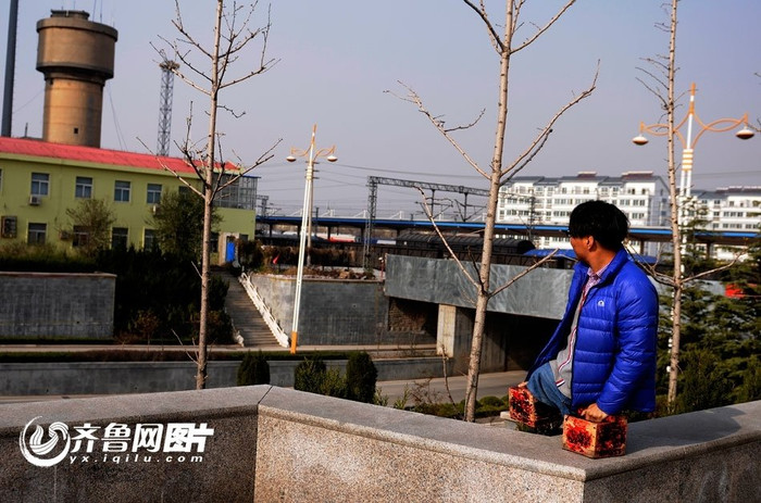 Trần Châu từng trải qua một tuổi thơ nhiều bất hạnh, cha mẹ ly dị khi anh mới 6 tuổi, 8 tuổi theo ông nội tha phương cầu thực. Ngày 10/5/1996, vì không có tiền mua vé tàu hỏa, Trần Châu khi đó mới 13 tuổi nhảy lên 1 chiếc tàu hỏa chở than, đi được 1 đoạn đường thì phát hiện ra mình nhầm tàu, cậu luống cuống nhảy xuống dưới và bất tỉnh. Trần Châu từng trải qua một tuổi thơ nhiều bất hạnh, cha mẹ ly dị khi anh mới 6 tuổi, 8 tuổi theo ông nội tha phương cầu thực. Ngày 10/5/1996, vì không có tiền mua vé tàu hỏa, Trần Châu khi đó mới 13 tuổi nhảy lên 1 chiếc tàu hỏa chở than, đi được 1 đoạn đường thì phát hiện ra mình nhầm tàu, cậu luống cuống nhảy xuống dưới và bất tỉnh.