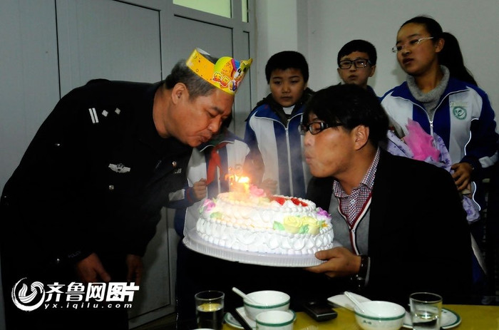 17 năm sau, Trần Châu tìm lại được ân nhân cứu mạng mình vào đúng ngày sinh nhật của anh, và tuyệt vời hơn, Lưu Kỳ Bảo, ân nhân cứu mạng của anh cũng cùng sinh một ngày, một tháng với ca sĩ không chân này 17 năm sau, Trần Châu tìm lại được ân nhân cứu mạng mình vào đúng ngày sinh nhật của anh, và tuyệt vời hơn, Lưu Kỳ Bảo, ân nhân cứu mạng của anh cũng cùng sinh một ngày, một tháng với ca sĩ không chân này