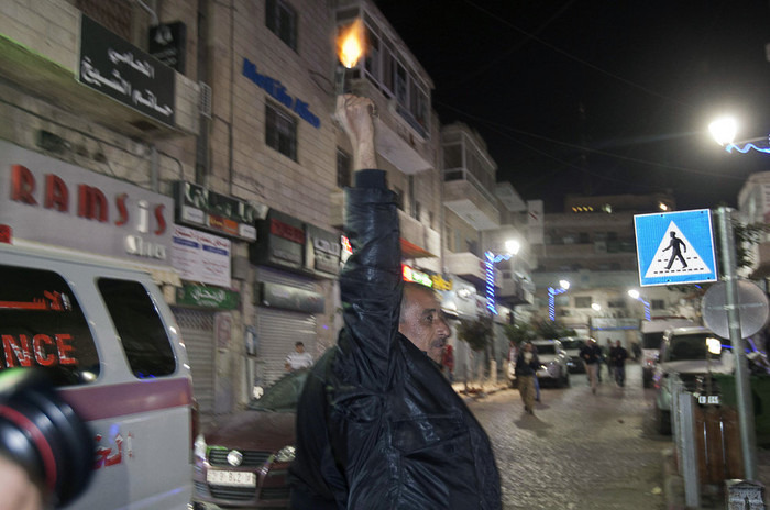 Một người đàn ông Palestine đã rút súng bắn chỉ thiên khi nghe tin Liên Hợp Quốc vừa cấp quy chế nhà nước quan sát viên cho quốc gia mình