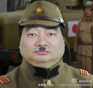 Nhiều cư dân mạng Trung Quốc bày tỏ sự phẫn nộ bằng cách chế ảnh biếm họa "dâm quan Trùng Khánh" trong trang phục của phát xít Nhật ngày trước Nhiều cư dân mạng Trung Quốc bày tỏ sự phẫn nộ bằng cách chế ảnh biếm họa "dâm quan Trùng Khánh" trong trang phục của phát xít Nhật ngày trước