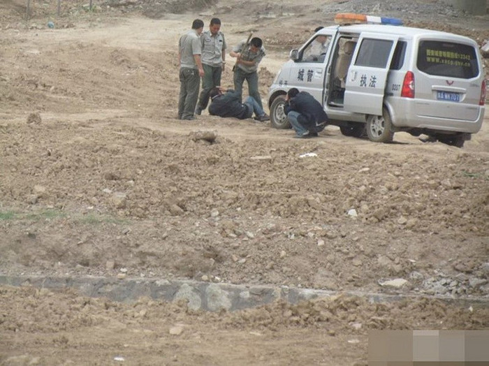 7 dân phòng Trung Quốc đánh hội đồng 2 người đàn ông