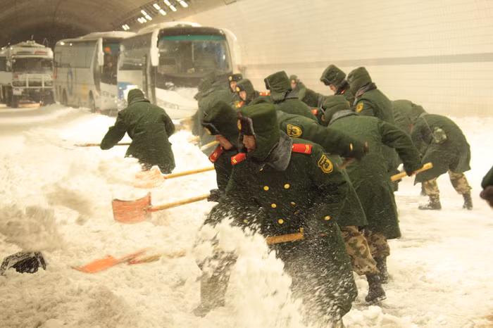 Trong một vài ngày tới, tuyết vẫn tiếp tục rơi khiến công việc cứu hộ gặp nhiều khó khăn Trong một vài ngày tới, tuyết vẫn tiếp tục rơi khiến công việc cứu hộ gặp nhiều khó khăn