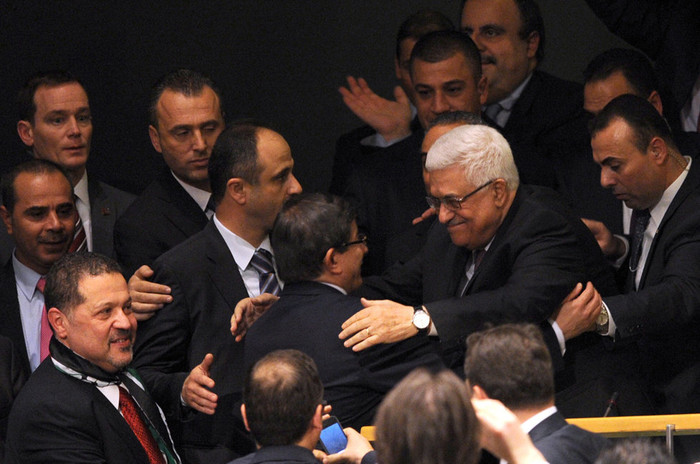 Mọi người chúc mừng ông Mamoud Abbas sau khi kết quả bỏ phiếu được công bố