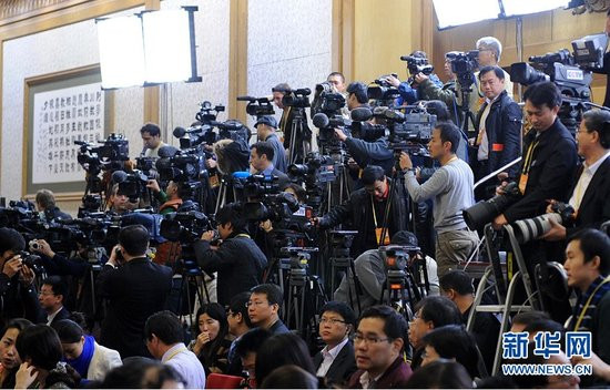 Cánh phóng viên trong và ngoài Trung Quốc đã thường trực từ sáng sớm 15/11
