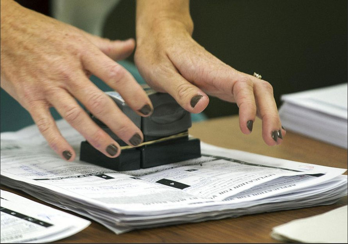 Đóng dấu lên phiếu bầu Đóng dấu lên phiếu bầu