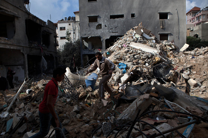 Nhà dân trúng bom đổ nát hoang tàn Nhà dân trúng bom đổ nát hoang tàn