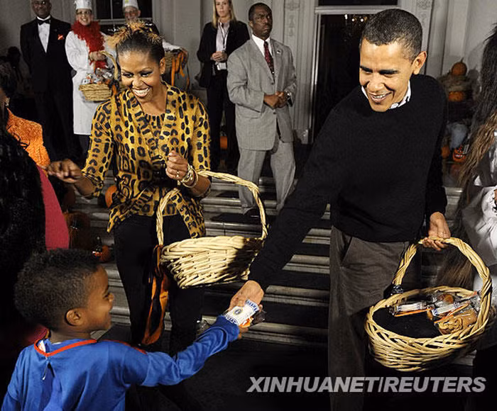 Ông bà Obama phát quà cho trẻ em ở Nhà Trắng trong lễ Noel năm 2009 Ông bà Obama phát quà cho trẻ em ở Nhà Trắng trong lễ Noel năm 2009