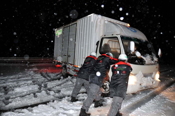 Một chiếc xe tải nhỏ bị trượt quay ngang đường