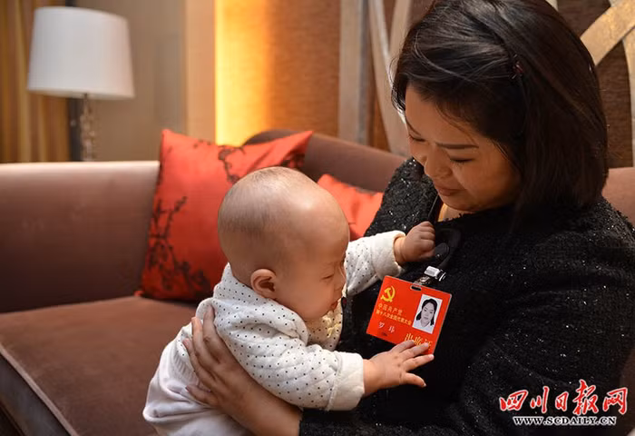 Mẹ con đại biểu La Vĩ tại nhà nghỉ dành cho đoàn đại biểu Tứ Xuyên. Cô đang dỗ đứa bé ngủ để đọc tài liệu, văn kiện đại hội