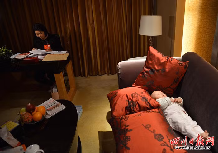 Một lúc sau đứa bé đã chìm vào giấc ngủ, lúc đó người mẹ mới tập trung được vào công việc