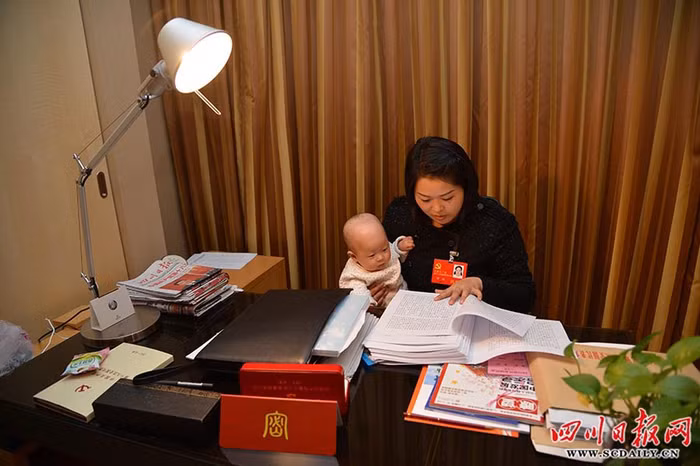 Hai mẹ con cùng "nghiên cứu tài liệu"