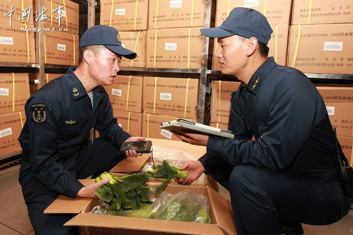 Bộ phận hậu cần, nhà bếp kiểm tra nguyên liệu