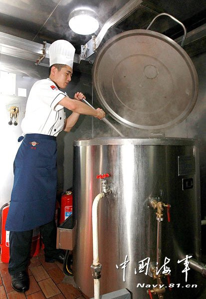 Đầu bếp chế biến món ăn